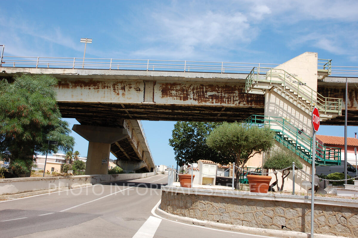 Collegamento stradale sopra il passaggio ferroviario 