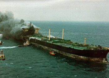 Momenti concitati durante i soccorsi al Moby Prince