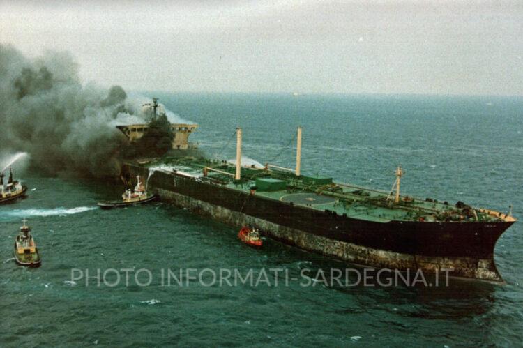 Momenti concitati durante i soccorsi al Moby Prince