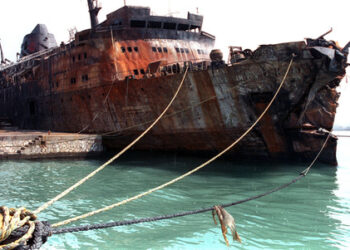 Relitto del Moby Prince al porto di Livorno dopo il disastro. Foto: Ansa