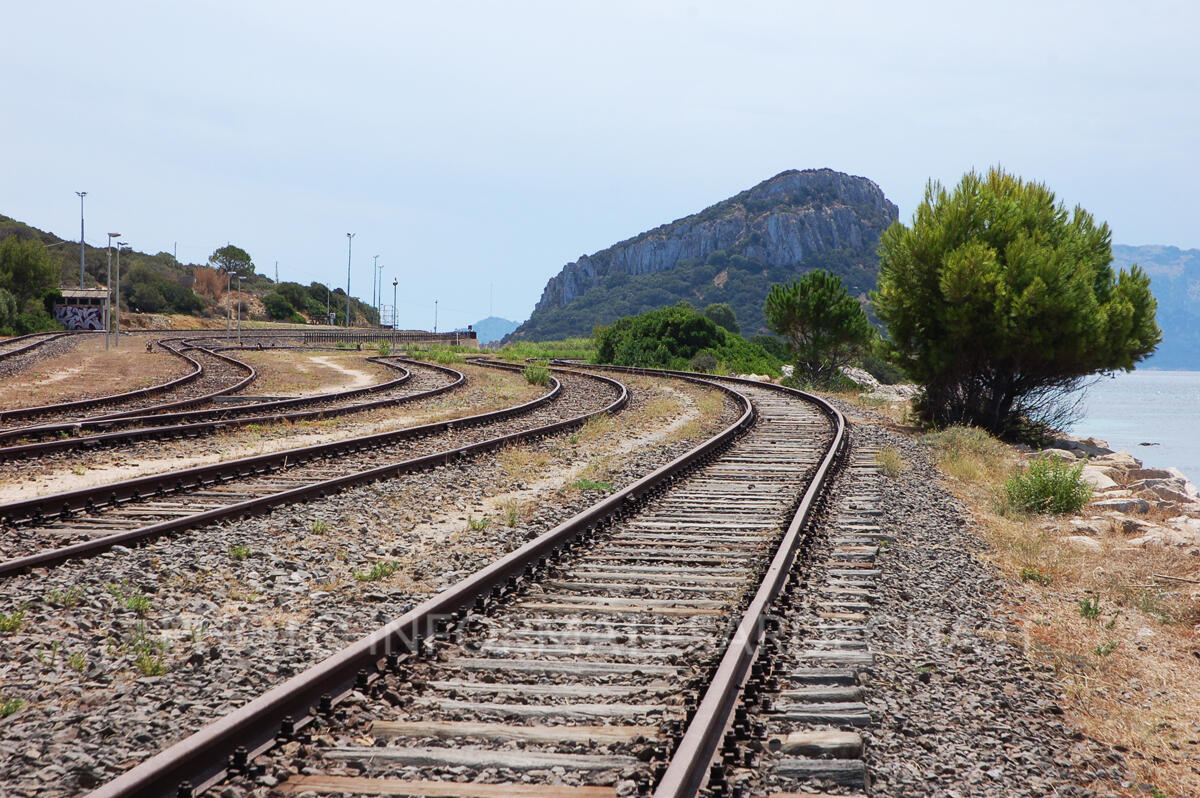 Lo scalo ferroviario di Golfo Aranci con l'isola di Figarolo sullo sfondo