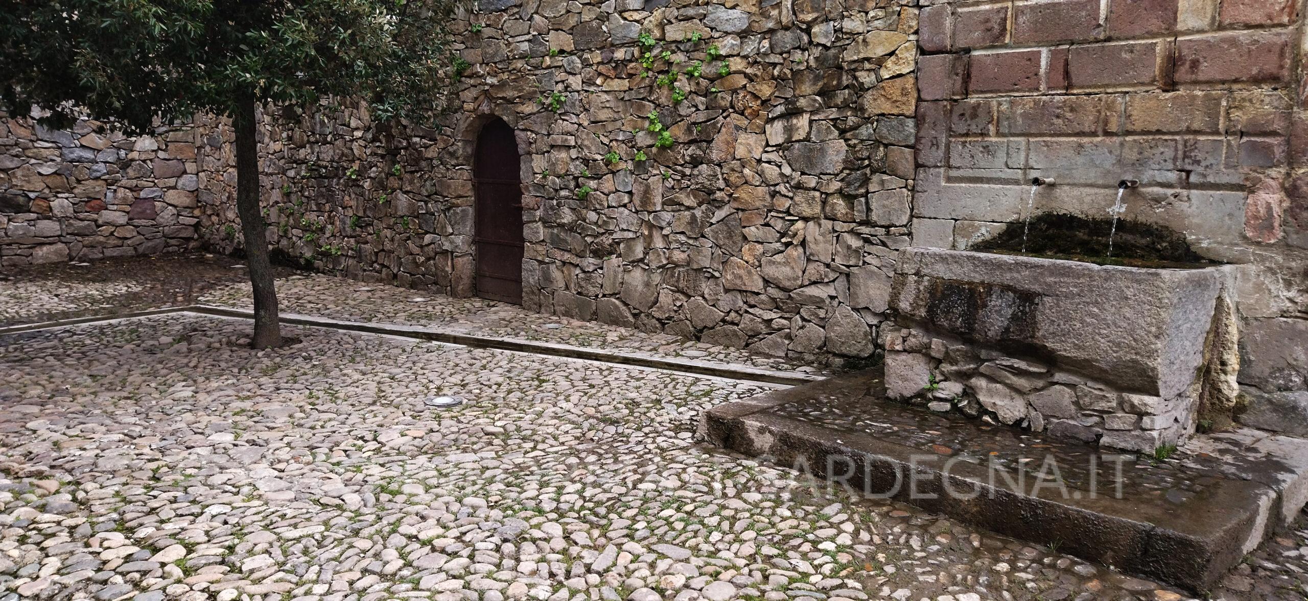 Museo Nivola a Orani. Gli esterni del cortile con la fontana 