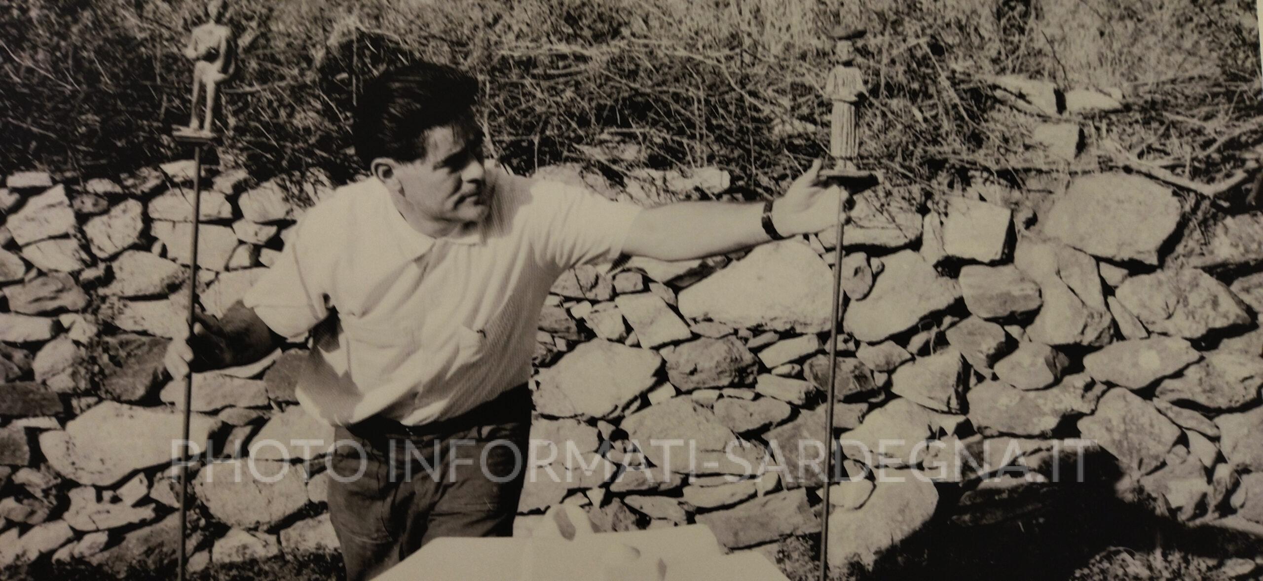 Costantino Nivola a lavoro a Orani. Foto: Museo Nivola, Orani