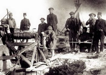 Operai russi ai primi del '900, in un pozzo petrolifero nel Caucaso