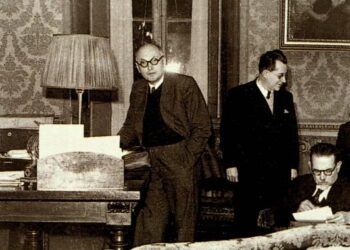 Lussu assieme a Nenni, Togliatti e Cattani per la formazione del primo governo De Gasperi. 1945