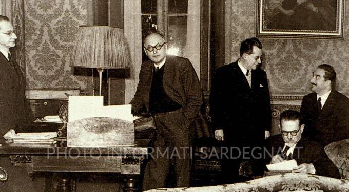 Lussu assieme a Nenni, Togliatti e Cattani per la formazione del primo governo De Gasperi. 1945