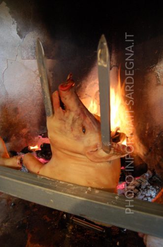 La tipica cottura del porcetto sardo