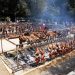 La tipica cottura del porcetto sardo in una festa campestre.