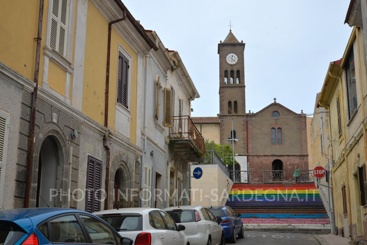 Chiesa di San Francesco d'Assisi e la scalinata arcobaleno di via Amsicora 