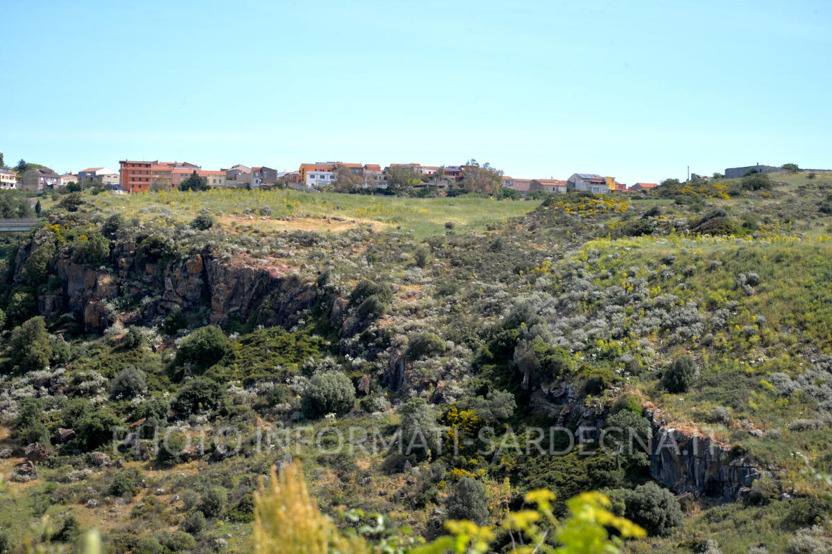 Altopiani di rocce trachitiche e basaltiche con vallate fertili in territorio di Ittiri