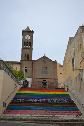 Chiesa di San Francesco d'Assisi e la scalinata arcobaleno di via Amsicora 