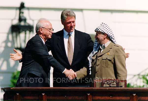 Rabin e Arafat con Clinton nel 1993. Foto: Vince Musi