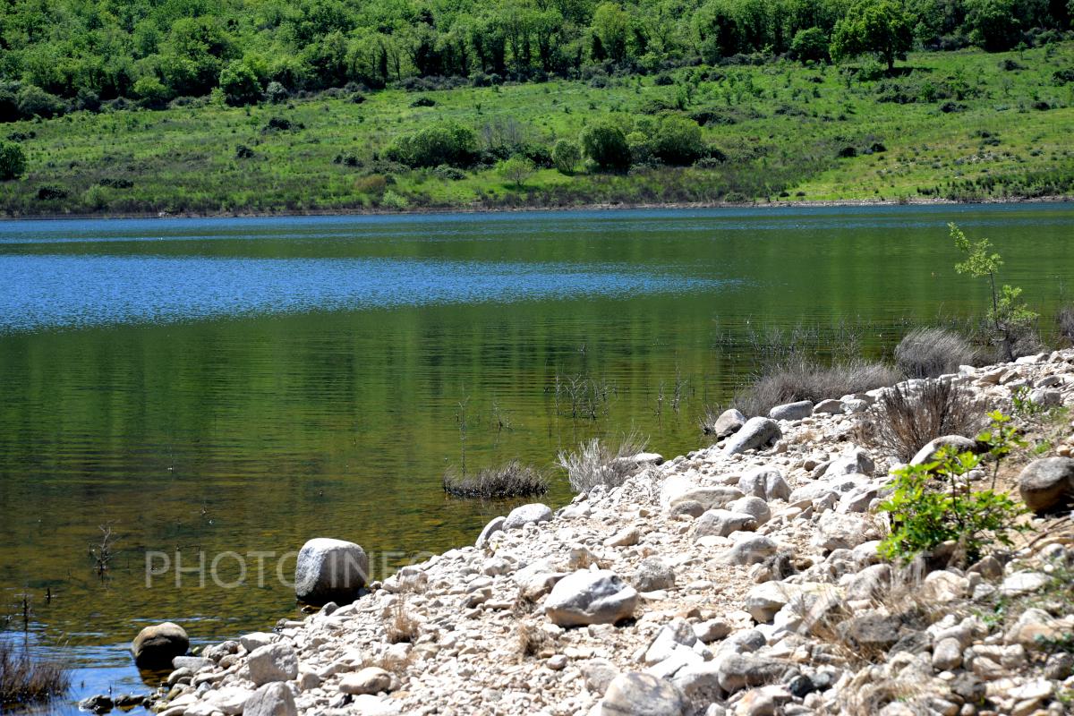 Profilo del lago sulle sponde granitiche, Pattada