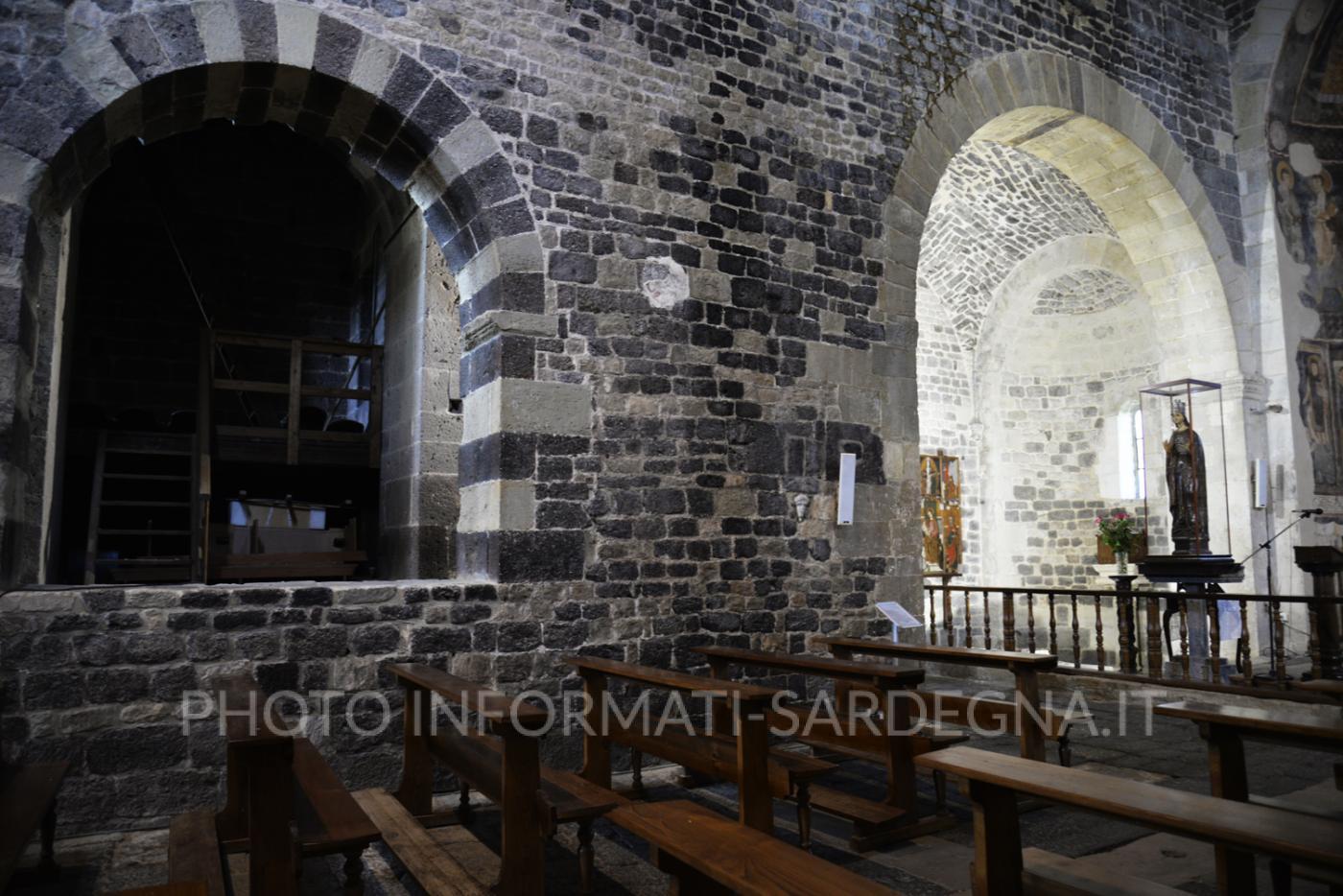 Lato della navata e a destra l'ingresso al transetto triabsidato.