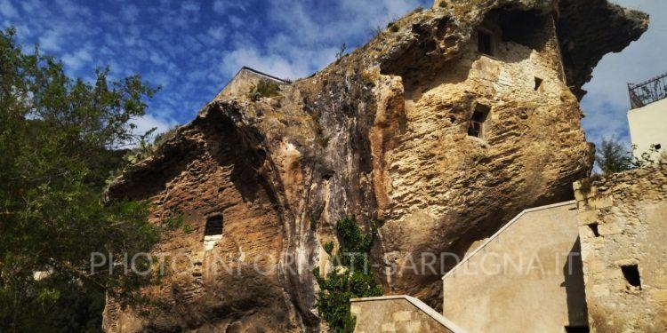 La Casa nella Roccia, Sedini