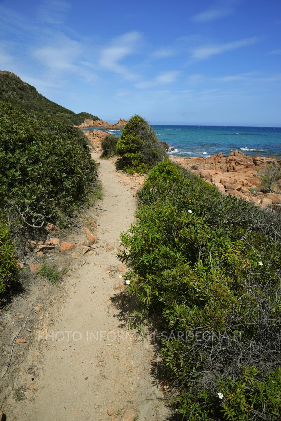 Su Sirboni, il sentiero costiero che porta alla spiaggia venendo da nord, Gairo. 