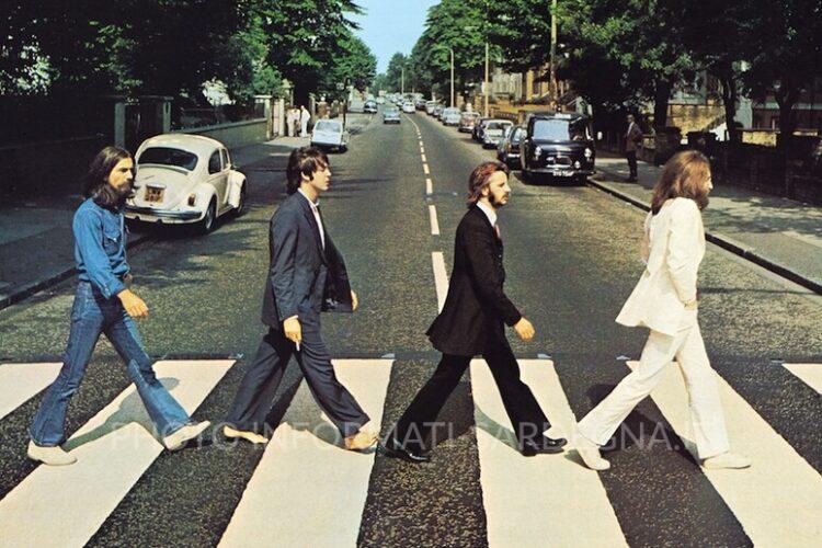 Beatles attraversano le strice pedonali