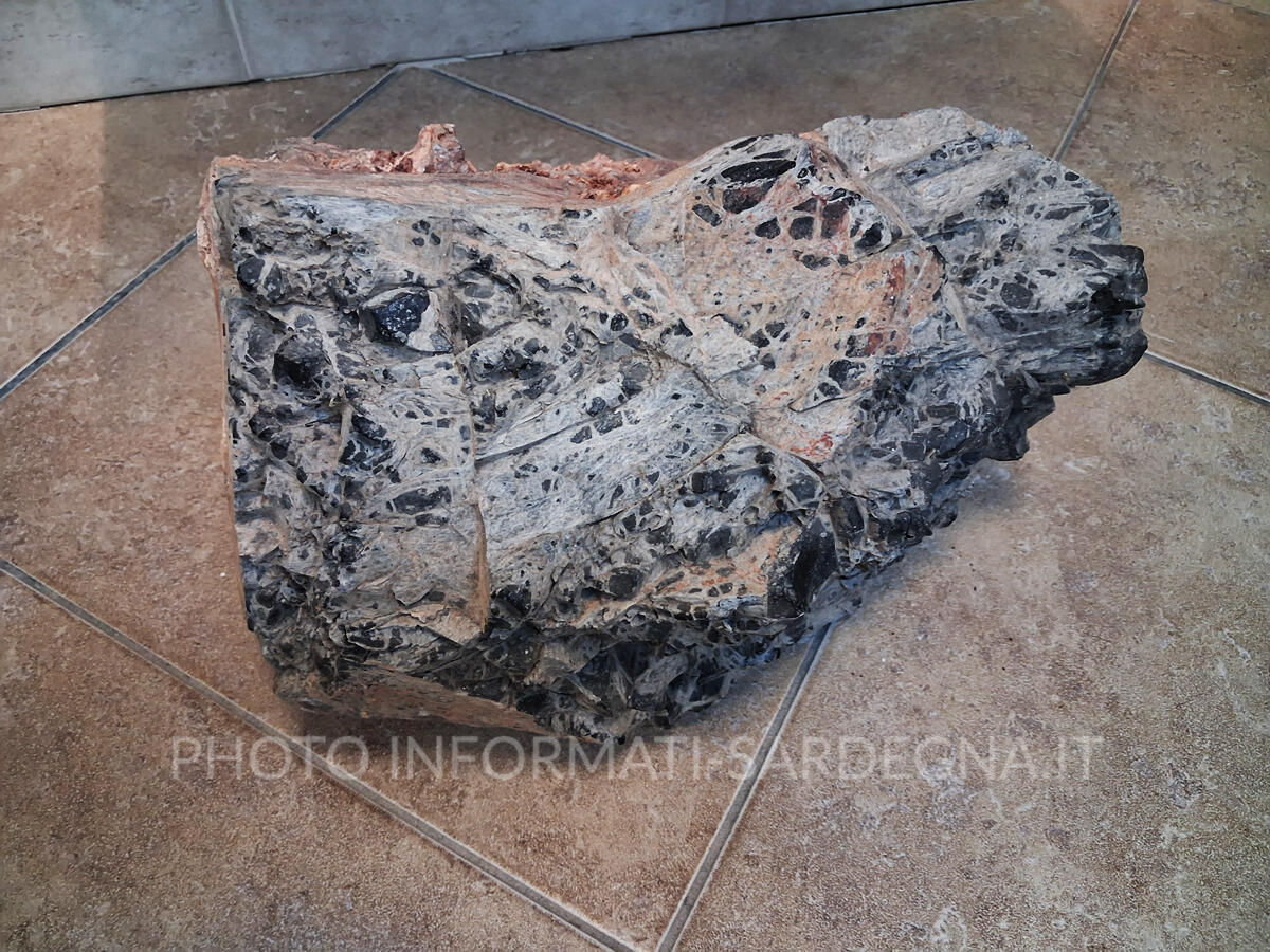 Blocco di ossidiana non lavorato al Museo di Pau, Oristano