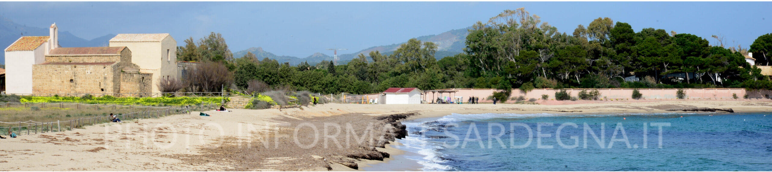 La spiaggia e il monumento. Nora