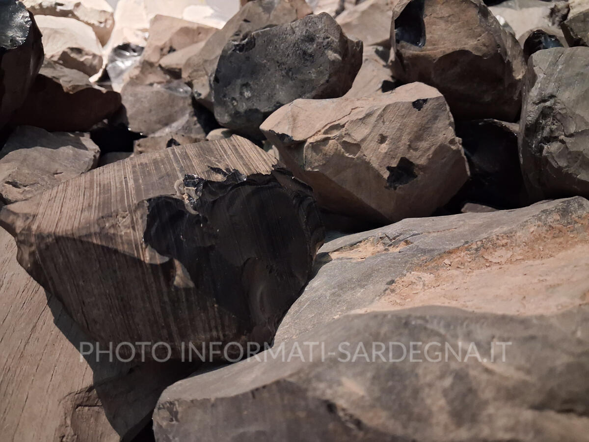 Blocchi di ossidiana a Pau, presso il museo. Sardegna