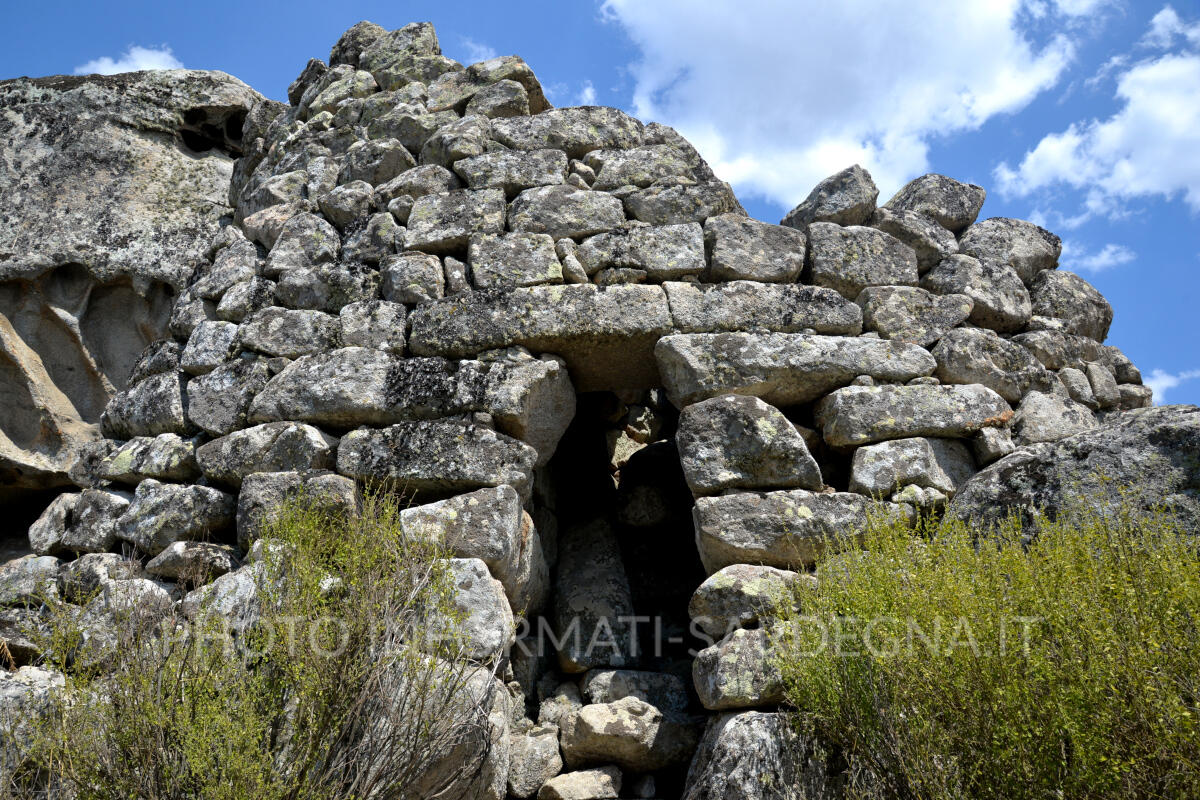 L'ingresso alla torre parzialmente crollato. Gavoi