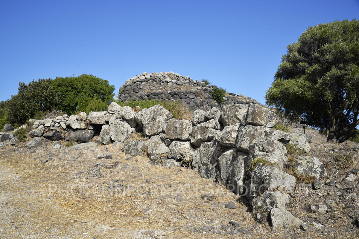 Le mura attorno al nuraghe Cuccurada di Mogoro 